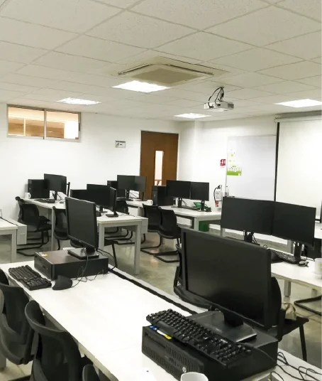 Es importante para la Escuela de Geología que conozcan las instalaciones que se tienen al servicio de los estudiantes y la comunidad universitaria. Foto tomada en la Sala de Informática, plano general donde se aprecian los puestos de trabajo, cada uno con un computador de mesa.