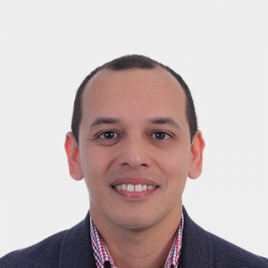 Foto en primer plano donde el profesor Jorge Andrés NIÑO GARCÍA aparece en el centro