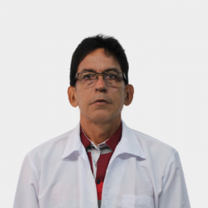 La foto fue tomada en primer plano, fondo blanco y el profesor Gerardo Muñoz Mantilla está situado en el centro.