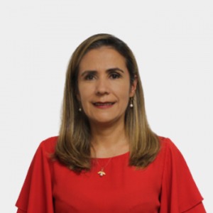 La foto fue tomada en primer plano, fondo blanco y la profesora Olga Patricia Ortiz Cancino, está situada en el centro.