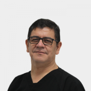 La foto fue tomada en primer plano, con fondo blanco y el profesor Álvaro Enrique Niño Rodríguez en el centro.