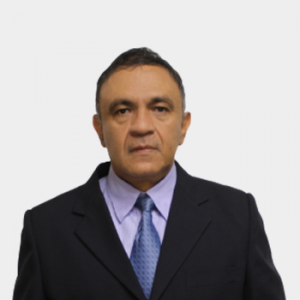 La foto fue tomada en primer plano, fondo blanco y el profesor Julio Perez, está situado en el centro.