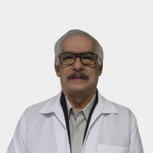 La foto fue tomada en primer plano, fondo blanco, y el profesor Miguel Ángel Alarcón Nivia está situado en el centro.