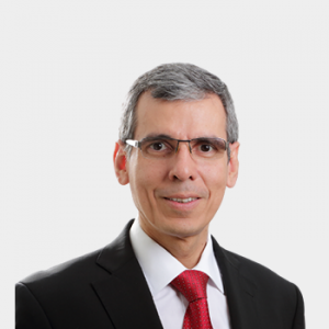 La foto fue tomada en primer plano, con fondo blanco y el profesor Alejandro Tello Hernández en el centro.