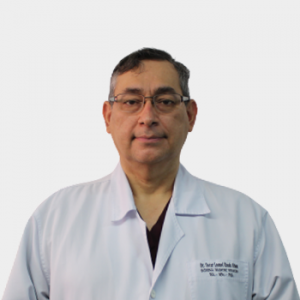 The photo was taken in the foreground, white background and Professor Oscar Leonel Rueda Ochoa is located in the center.