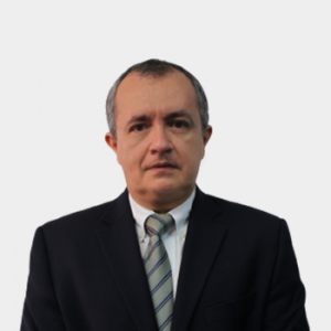 La foto fue tomada en primer plano, fondo blanco y el profesor está situado en el centro.