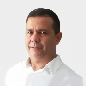 La foto fue tomada en primer plano, fondo blanco y el profesor Bladimir Saldarriaga Téllez está situado en el centro.