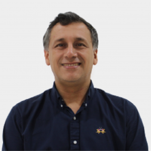 The photo was taken in the foreground, white background and Professor Bladimiro Rincón Orozco is located in the center.