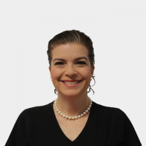 The photo was taken in close-up, with a white background, and the professor María Azucena Niño is situated in the center.