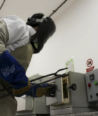 Estudiante haciendo trabajos en el laboratorio