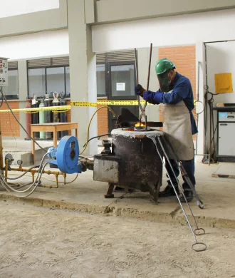 Persona realizando trabajos de fundición