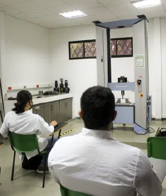 Grupo de estudiantes en uno de los salones de clase de la Escuela
