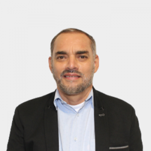 The photo was taken in close-up, on a white background, with the professor Isaac Guerrero Rincón in the center.