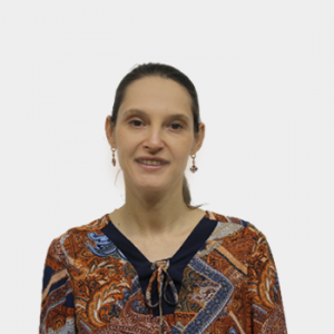 The photo was taken in close-up, with a white background, and the professor Leidy Johana Rueda Díaz is situated in the center.