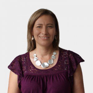 La foto fue tomada en primer plano, fondo blanco y la profesora Carolina Vargas Porras está situada en el centro.