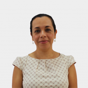 Foto tomada en primer plano y fondo blanco donde la profesora Diana Cecilia Álvarez Salazar aparece en el centro
