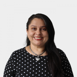 The photo was taken in close-up, with a white background, and the professor Mayut Delgado Galeano is situated in the center.
