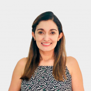 Foto tomada en primer plano y fondo blanco donde la profesora Edna Magaly Gamboa Delgado aparece en el centro