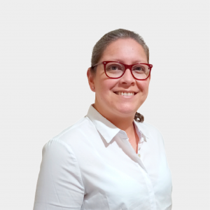 Foto tomada en primer plano y fondo blanco donde la profesora Katherin Castro Ríos aparece en el centro