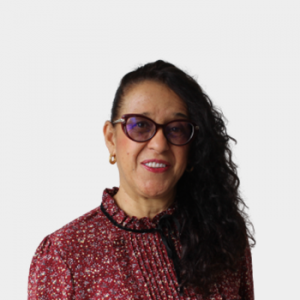 La foto fue tomada en primer plano, fondo blanco y la profesora Luz Eugenia Ibáñez Alfonso está situada en el centro.