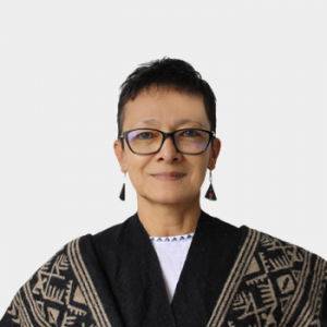 The photo was taken in close-up, with a white background, and the professor Luz Fanny Casas Amado is situated in the center.