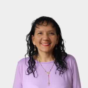 La foto fue tomada en primer plano, fondo blanco y la profesora Alexandra García Rueda está situada en el centro.