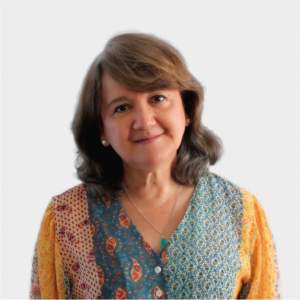 La foto fue tomada en primer plano, fondo blanco y la profesora Luz Helena Sánchez Rodríguez está situada en el centro.