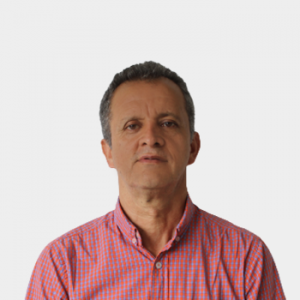 La foto fue tomada en primer plano, fondo blanco y el profesor Luis Orlando Pedraza Martínez está situado en el centro.