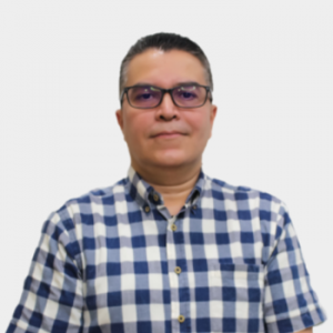 The photo was taken in close-up, with a white background, and the professor René Álvarez Orozco is positioned in the center.