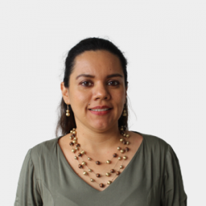 La foto fue tomada en primer plano, fondo blanco y la profesora Natalia Esquivel Garzón está situada en el centro.
