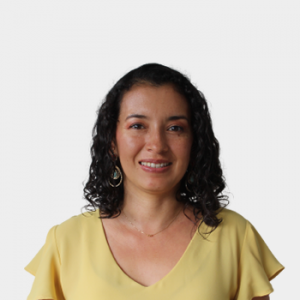 The photo was taken in close-up, with a white background, and the professor Judy Ximena Ramos Garzón is situated in the center.