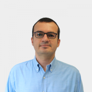The photo was taken in close-up, with a white background, and the professor Cesar Duarte is positioned in the center.