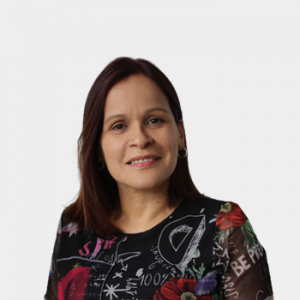 The photo was taken in close-up, with a white background, and the professor Sandra Lucrecia Romero Guevara is situated in the center.