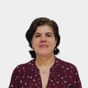 The photo was taken in close-up, with a white background, and the professor María Solange Patiño Segura is positioned in the center.