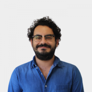 The photo was taken in close-up, with a white background, and the professor Juan Manuel Rey López positioned in the center.