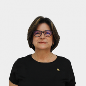 The photo was taken in close-up, with a white background, and the professor Aminta Stella Casas Sánchez is positioned in the center.