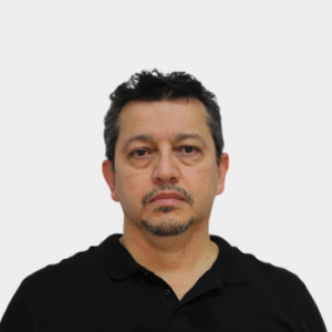 The photo was taken in close-up, with a white background, and the professor Javier Parra Patiño is positioned in the center.