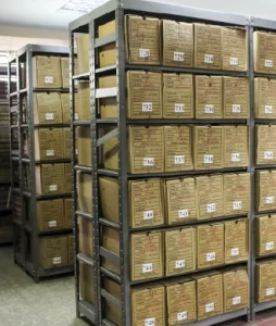 Plano general de una de las estanterías con archivos