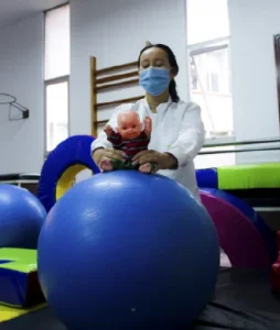 Professional with a therapy ball doing the simulation