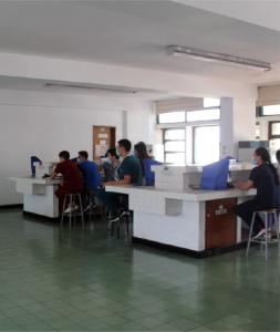 Plano general del laboratorio donde los estudiantes reciben clases