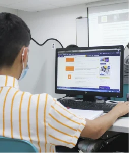 Estudiante trabajando frente a un computador
