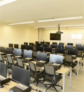 General plan of the room showing several desks with their respective computers.