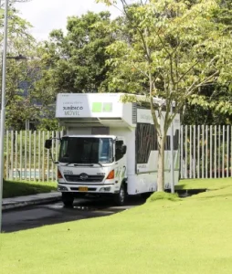 Plano general donde se aprecia el automóvil del consultorio jurídico