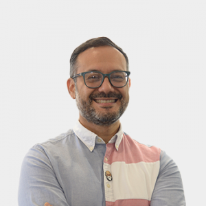 The photo was taken in close-up, with a white background, and the professor Diego Hernando Hernández Velásquez is positioned in the center.