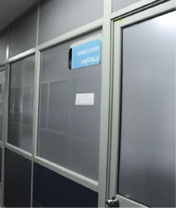 Foto de la puerta de la oficina de la Dirección de la Escuela de Economía y Administración