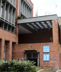 Foto de la fachada del edificio de la Facultad de Ciencias Humanas