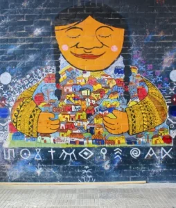 Plano general de uno de los murales del edificio de la escuela