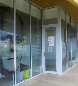 Fotografìa donde aparece la puerta de la oficina de uno de los grupos de investigación