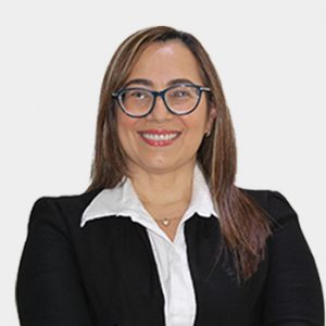 La foto fue tomada en primer plano, fondo blanco y la profesora Martha Lucía Díaz Galvis está situada en el centro.