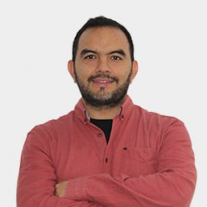 La foto fue tomada en primer plano, fondo blanco y el profesor Mauricio Ramírez Castrillón está situado en el centro.